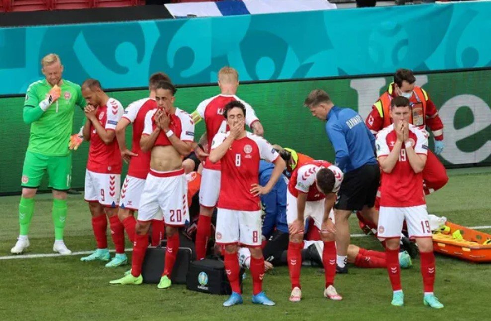Игру Дании и Финляндии на Евро-2020 прервали после потери сознания Эриксеном