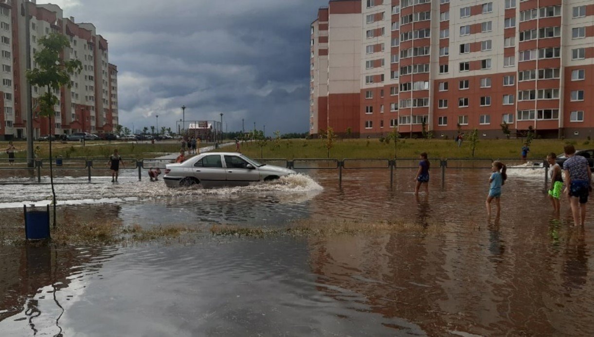 В Минске из-за сильного ливня образовалась большая пробка