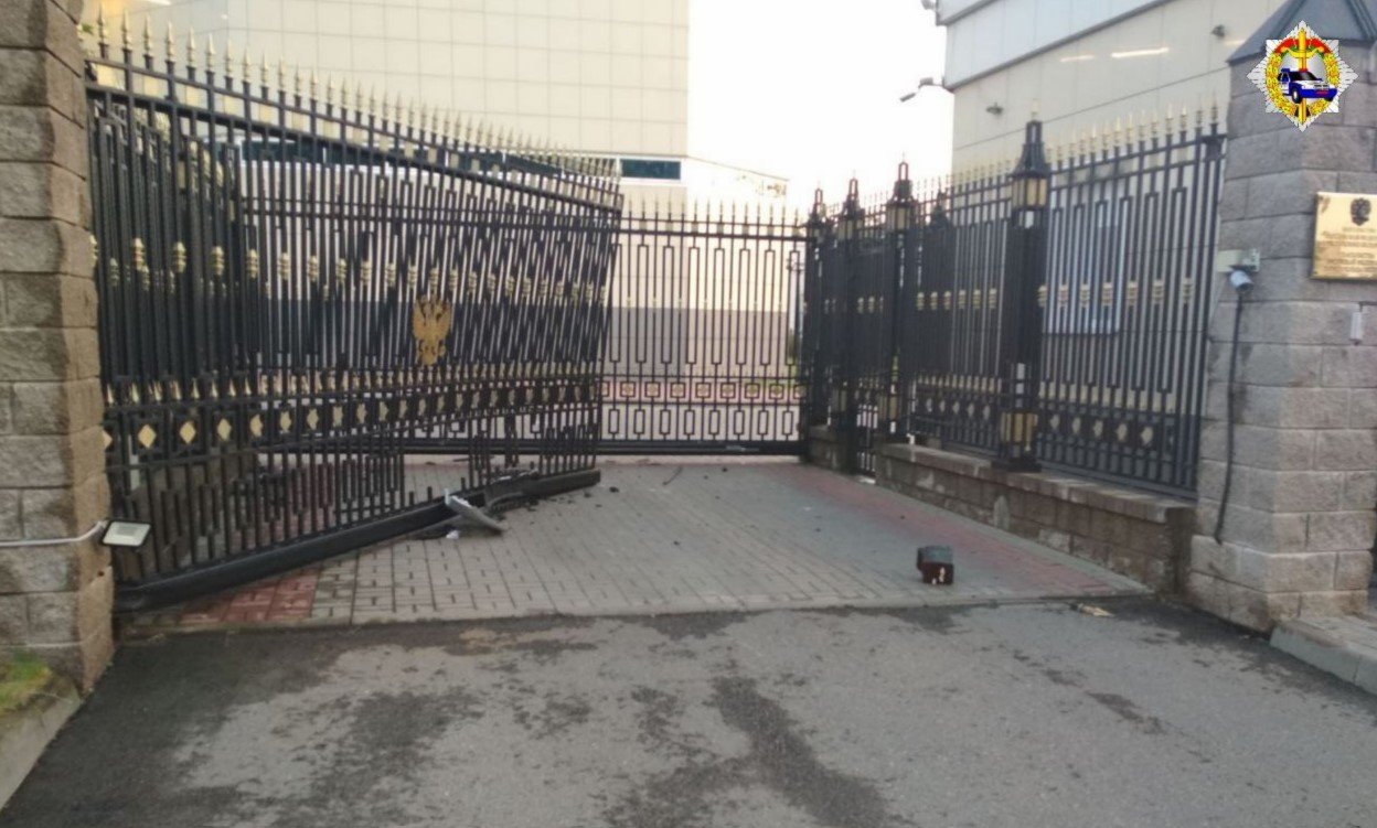 Легковой автомобиль протаранил ворота посольства России в Минске