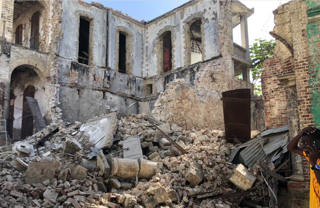 Количество жертв землетрясения на Гаити выросло до 1297 человек