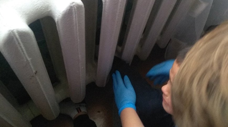 Спасатели МЧС высвободили ногу ребенка из радиатора отопления в Жлобине