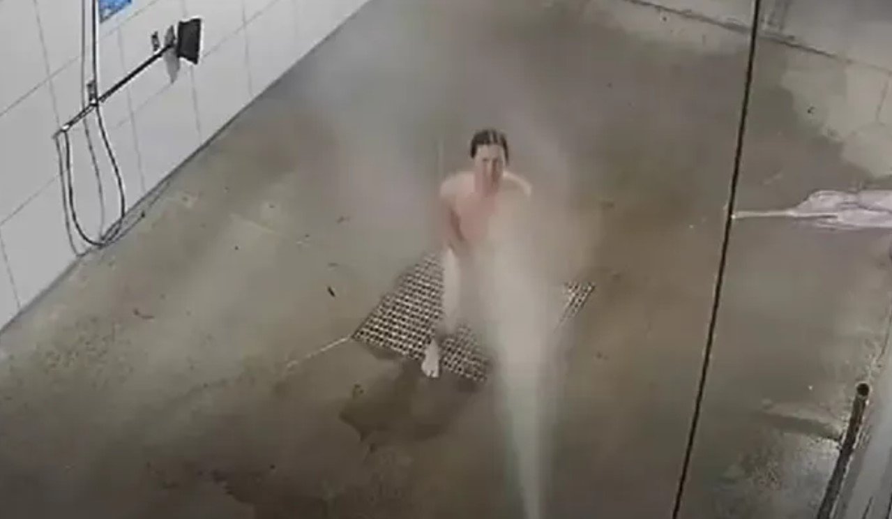 В Австралии голый мужчина решил помыться на автомойке