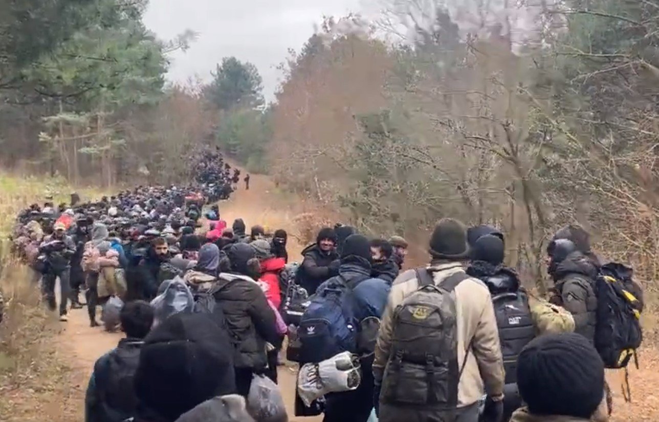 Мигранты из стихийного лагеря добрались до КПП «Брузги» на границе Беларуси и Польши