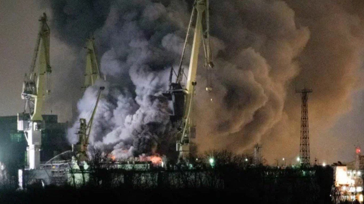 В Санкт-Петербурге произошел пожар на строящемся корабле 