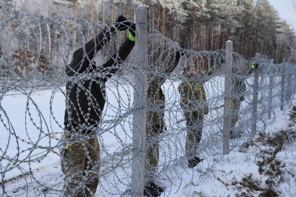 Украина начала строительство железобетонного забора на границе с Беларусью