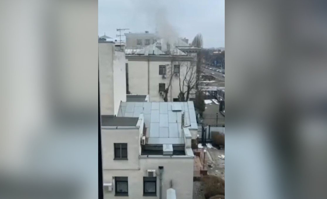 Над посольством России в Киеве появился дым