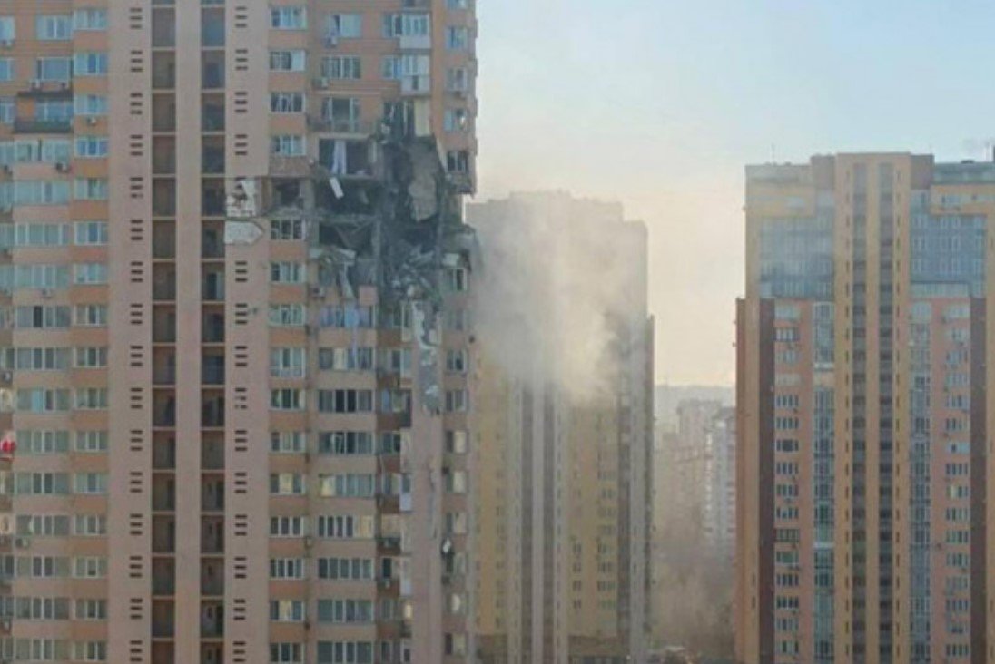 В многоэтажный жилой дом в Киеве попала ракета