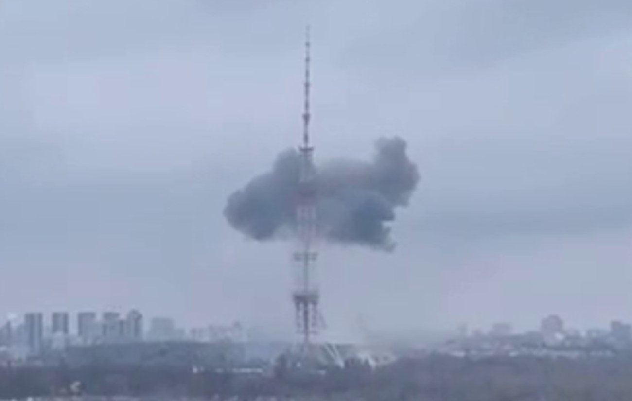 В здание телевышки в Киеве попал снаряд
