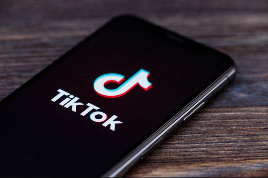 TikTok запретил прямые трансляции и публикацию контента в России