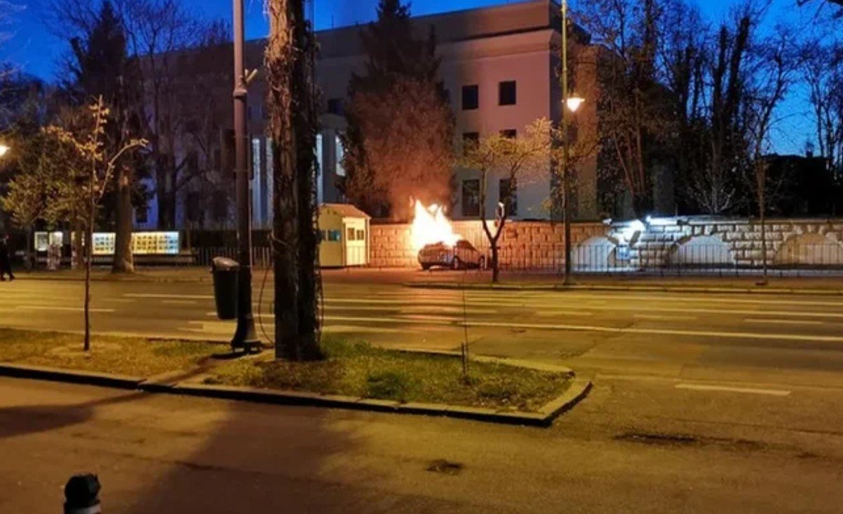 Автомобиль врезался в ворота посольства России в Румынии, водитель погиб