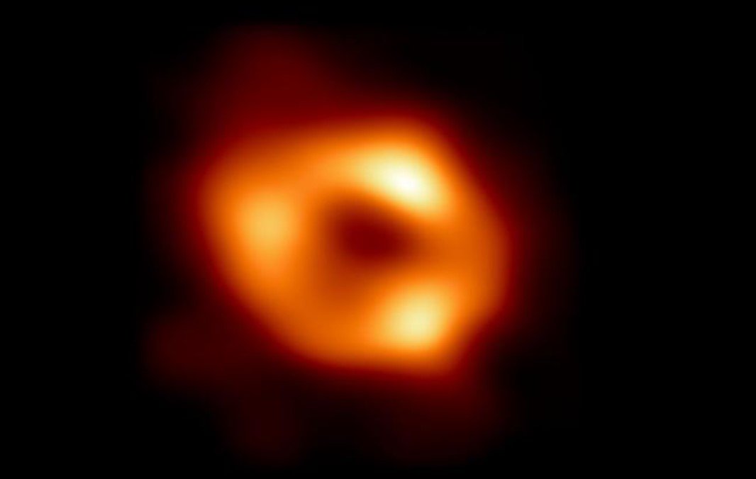 Ученые впервые получили изображение тени черной дыры в центре Млечного Пути