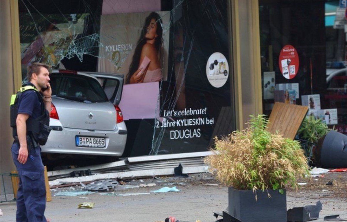 В результате наезда автомобиля на толпу в Берлине погиб один человек