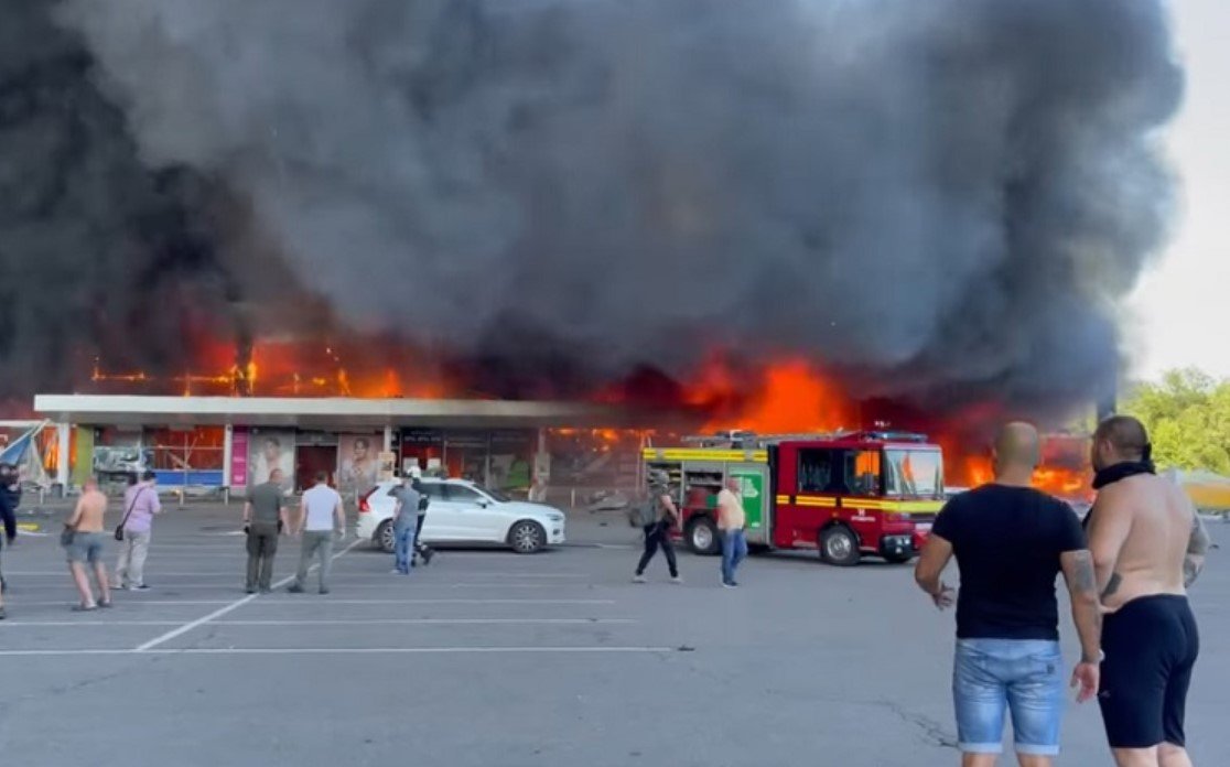В Кременчуге загорелся крупный торговый центр «Амстор»