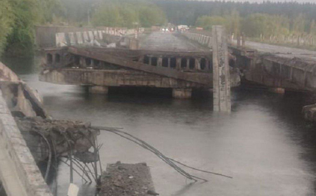 СМИ сообщили о взрыве заминированного моста под Киевом после попадания молнии