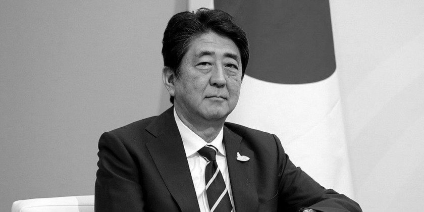 Экс-премьер Японии Синдзо Абэ скончался после вооруженного покушения в Наре