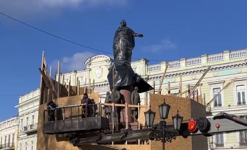 В Одессе демонтировали памятники Александру Суворову и Екатерине II