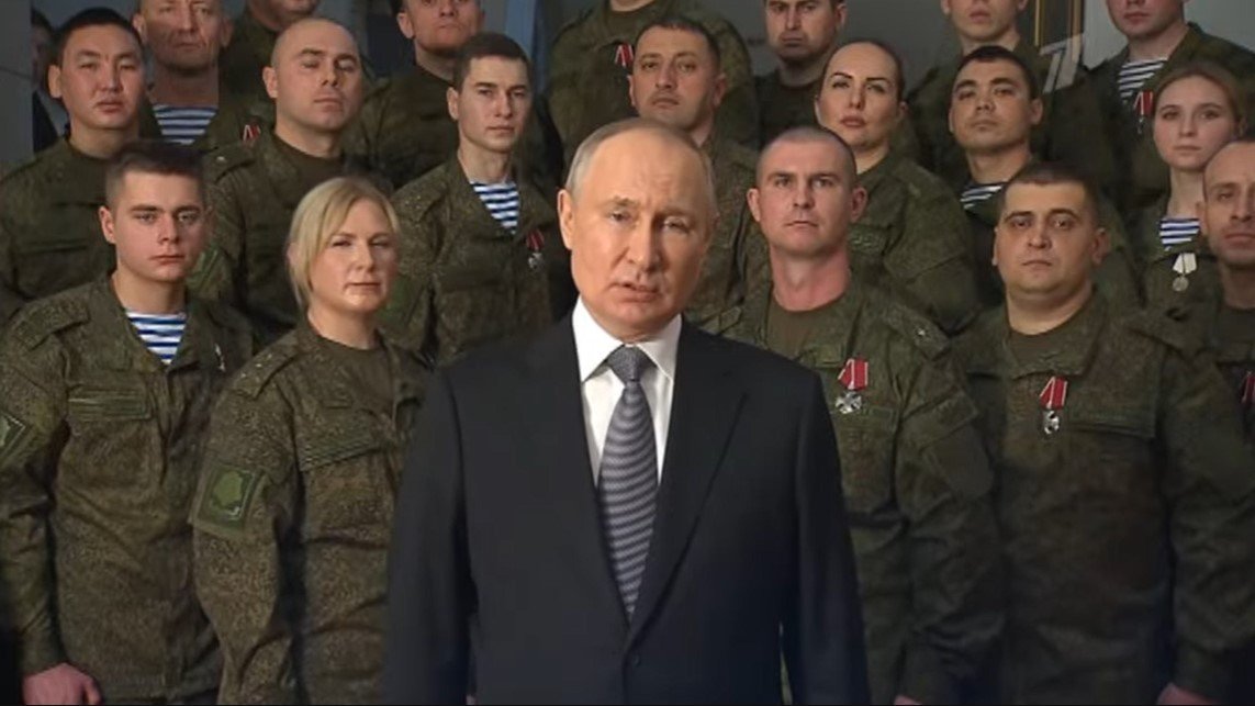 Путин поздравил россиян с Новым годом на фоне военнослужащих армии РФ