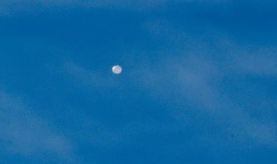 В небе над Киевом обнаружили неопознанный летающий объект в форме шара