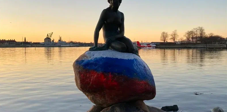 Основание известного памятника «Русалочка» в Копенгагене окрасили в цвета российского флага