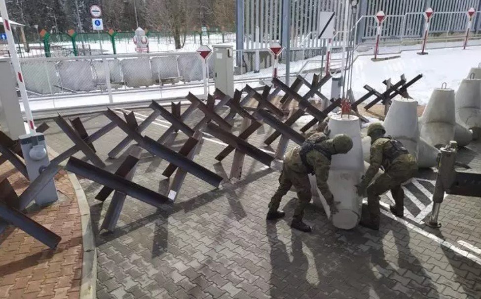 Польша начала устанавливать противотанковые ежи на границе с Беларусью 