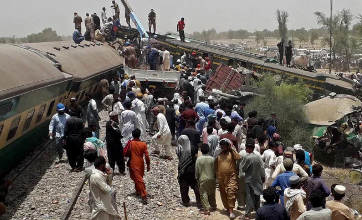 50 человек погибли и 300 пострадали в результате столкновения поездов в Индии