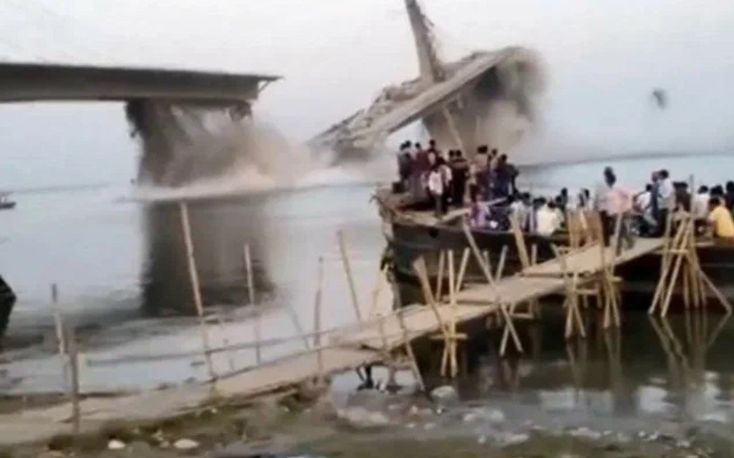 Появились кадры обрушения соединяющего два района Индии моста в Бихаре