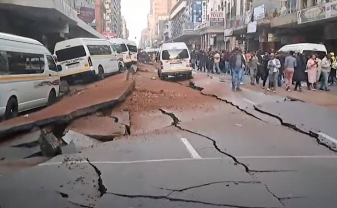 В Йоханнесбурге после взрыва на газопроводе провалилось полотно дороги