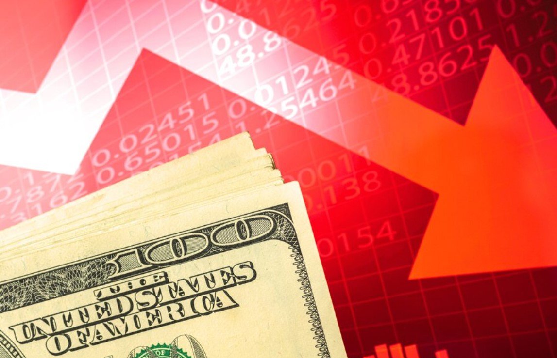 «Рекордными темпами»: инвесторы стремительно избавляются от долларов - Financial Times