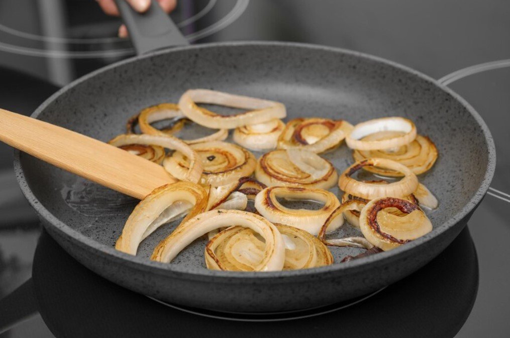 «Может превратить суп в отраву»: как правильно обжаривать лук перед добавлениям 
