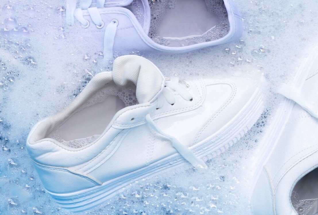 Как правильно отстирывать белые кроссовки в стиральной машине? Инструкция