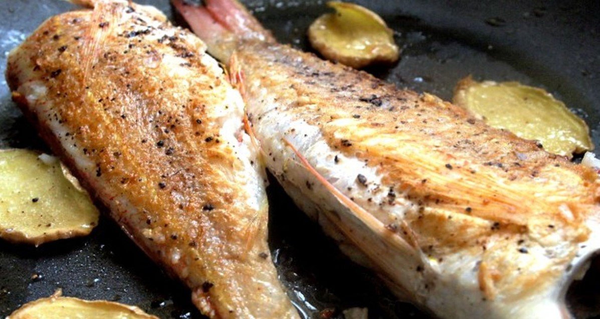 Как достать все кости из жареной рыбы одним махом за 30 секунд: совет хозяйкам