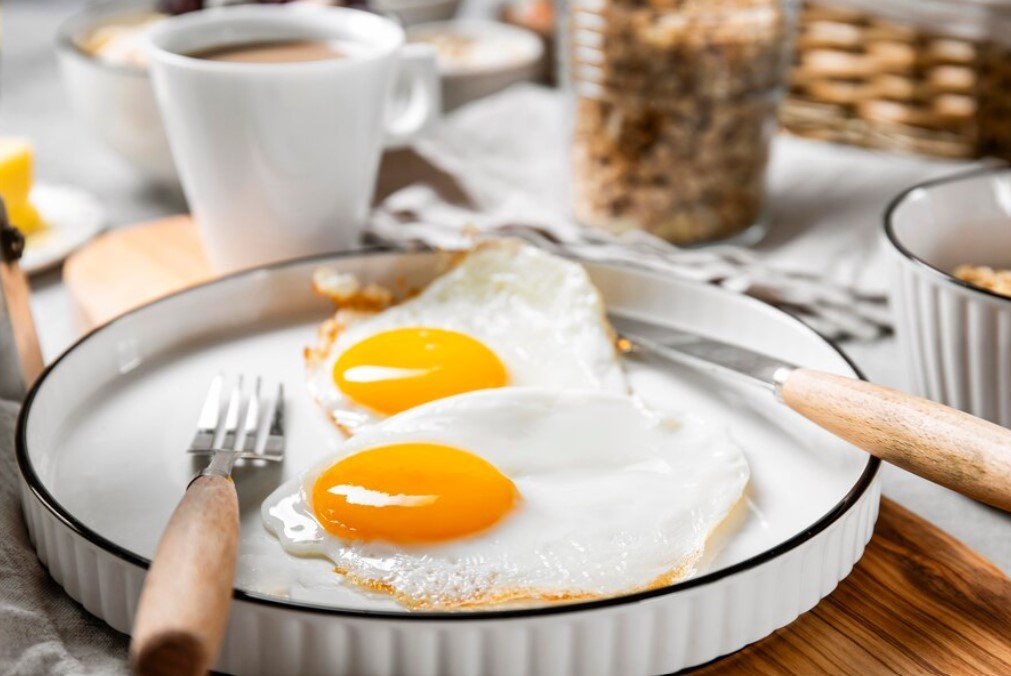 «Без сковороды и масла»: назван уникальный способ пожарить яйца за 1,5 минуты