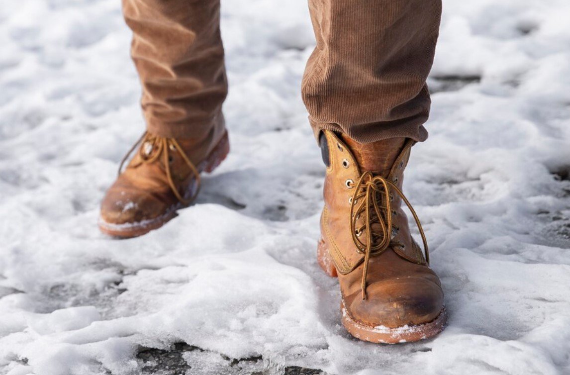 Как заставить обувь не скользить зимой: пять проверенных способов