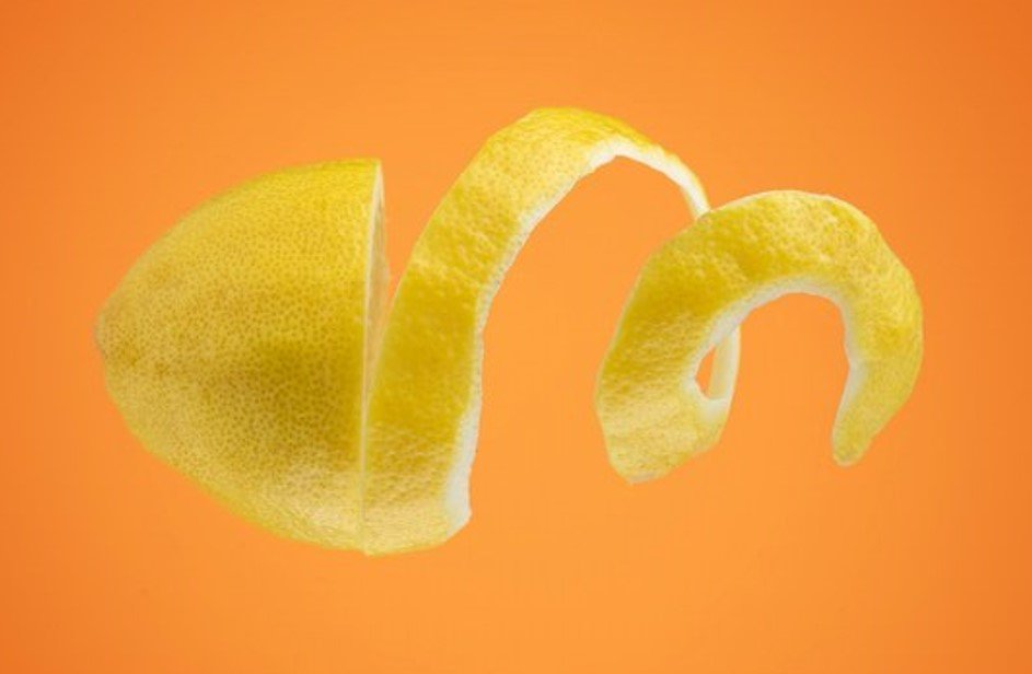 «Не спешите выбрасывать»: четыре способа использовать кожуру от лимона в быту