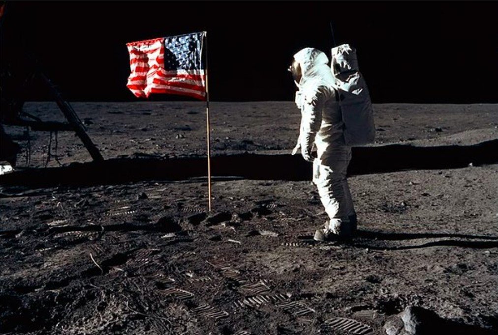 Нейросеть от Google назвала фейковой одну из фотографий лунной миссии NASA