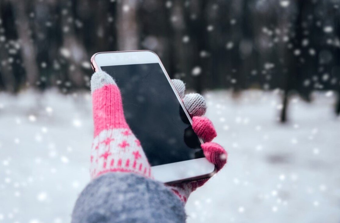 «Не работает на морозе»: что делать, если смартфон отключается на улице зимой 
