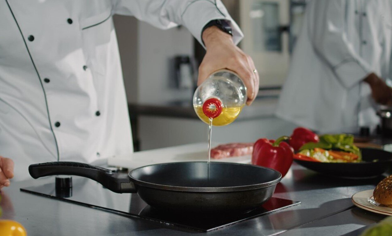 Чтобы масло не «стреляло» на сковороде: четыре совета опытных кулинаров