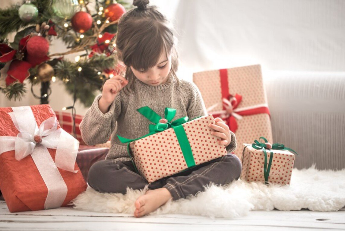 Какие подарки нельзя дарить детям на Новый год: советы психологов