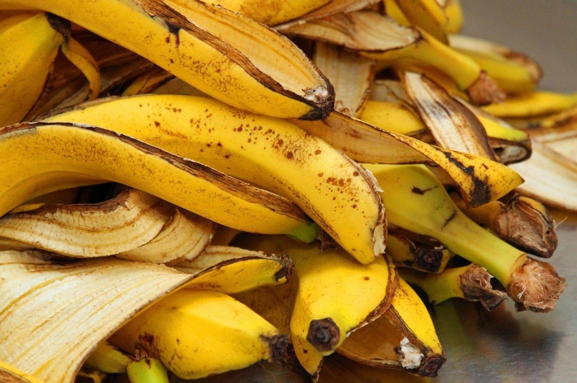 Не выбрасывайте кожуру от банана: 7 способов использования дома и на кухне