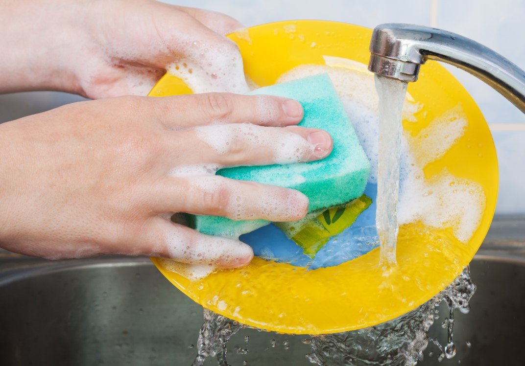 Как справиться с загрязнениями и накипью: 7 советов для мытья посуды 