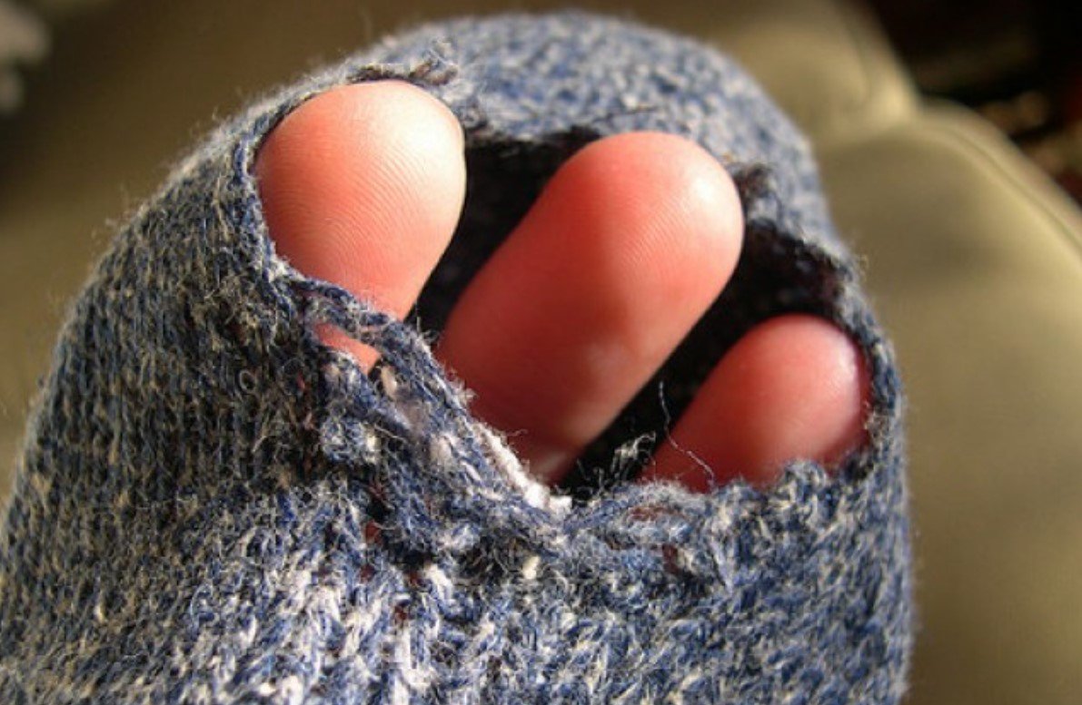 Как продлить жизнь дырявым носкам: хитрый лайфхак с обычным лейкопластырем