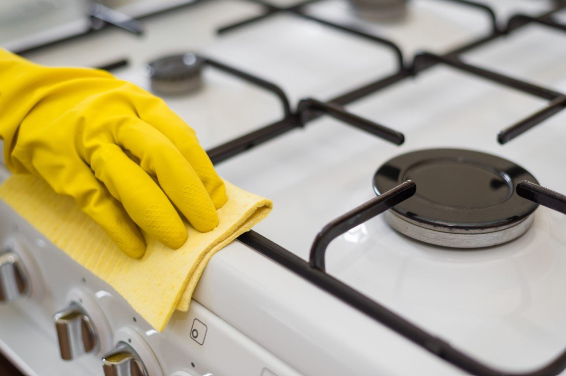 Липкий нагар начнет отваливаться: как быстро очистить решетку на кухонной плите