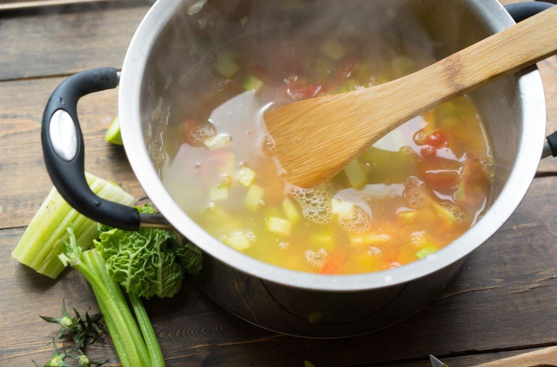 Как спасти пересоленный суп: помогут два доступных домашних продукта