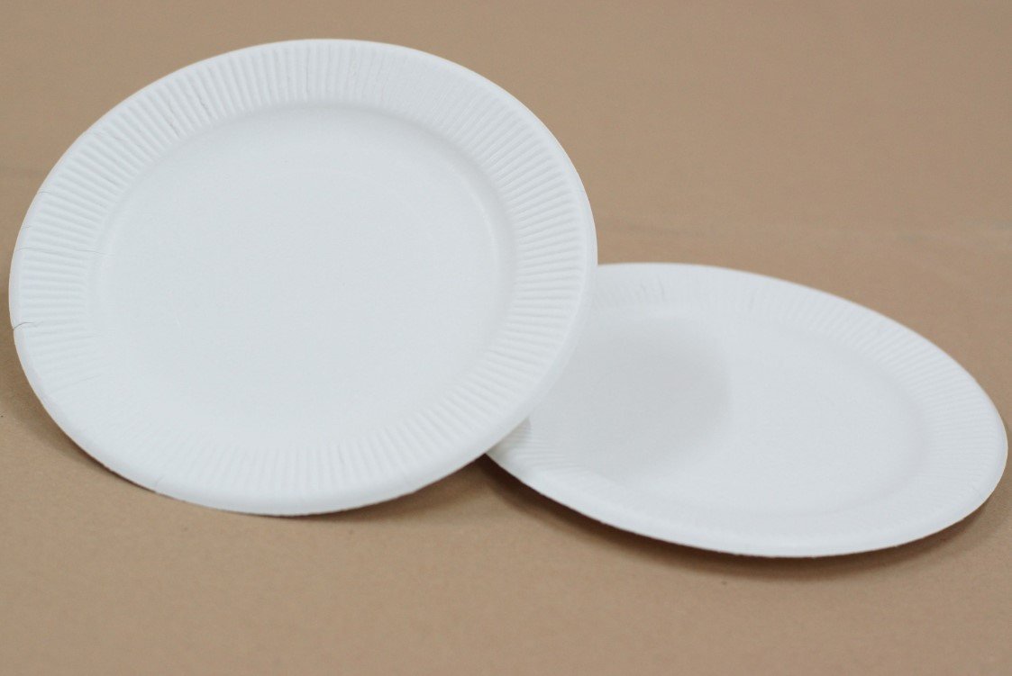 Не выбрасывайте бумажные тарелки: хозяйки используют их вместе со сковородками