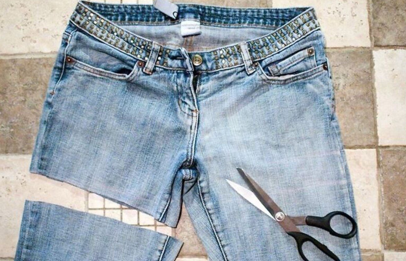 Как создать шорт. Старые джинсы. Старые Обрезанные джинсы. Перешить джинсы. Шорты из старых джинсов.