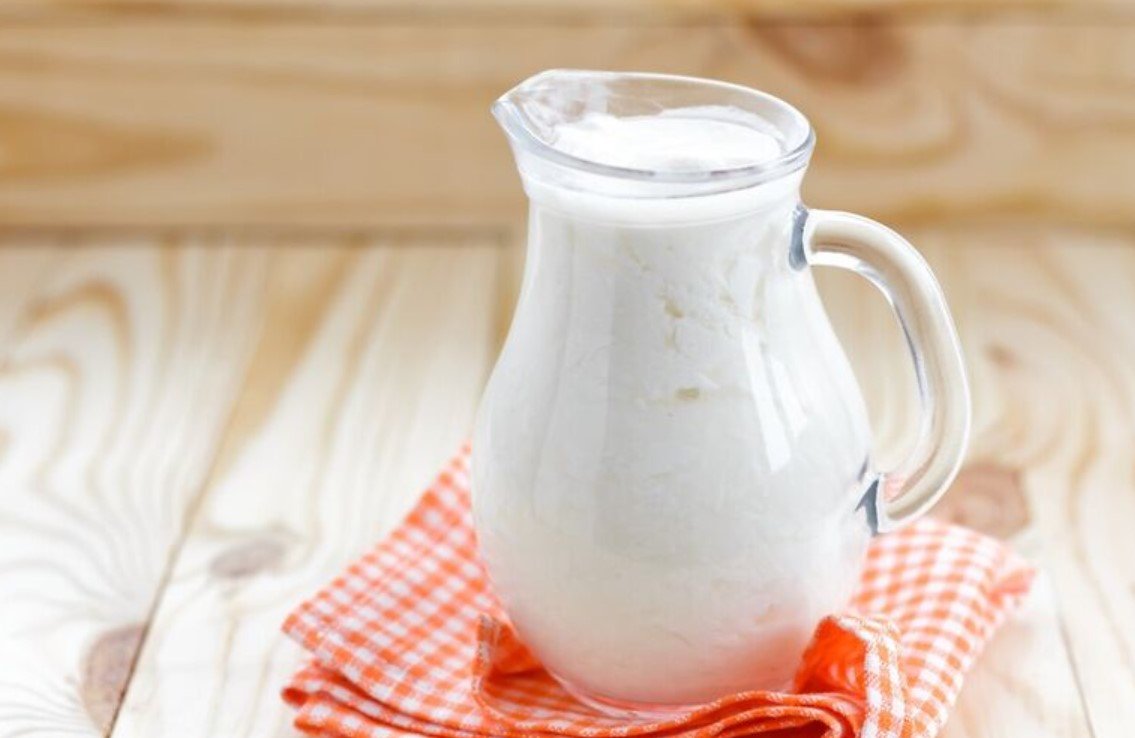 Как хозяйки используют скисшее молоко в быту: 4 полезных способа