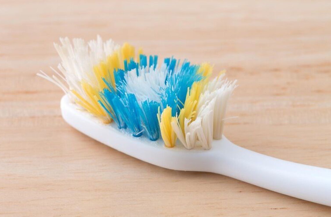 Не выбрасывайте старую зубную щетку: 6 способов применения дома и на кухне
