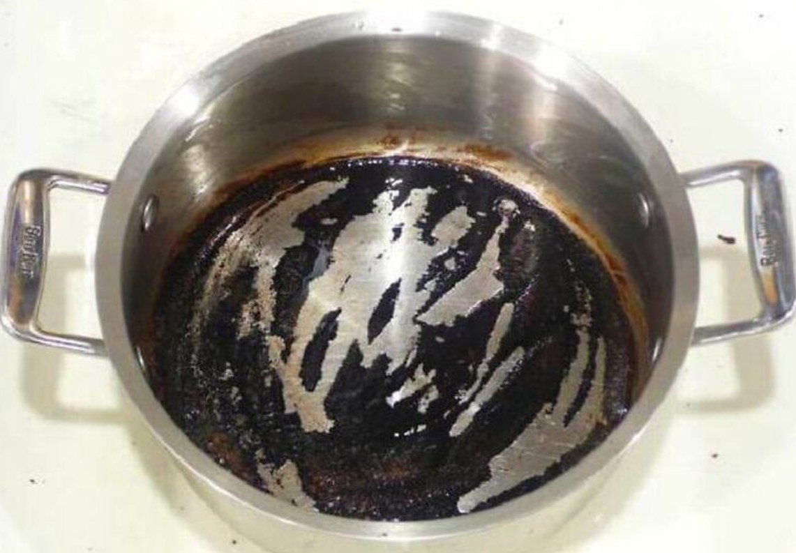 Пригорела сковорода как очистить. Пригоревшая кастрюля из нержавейки. Подгорела кастрюля. Пригоревшее дно кастрюли. Пригорела алюминиевая кастрюля.