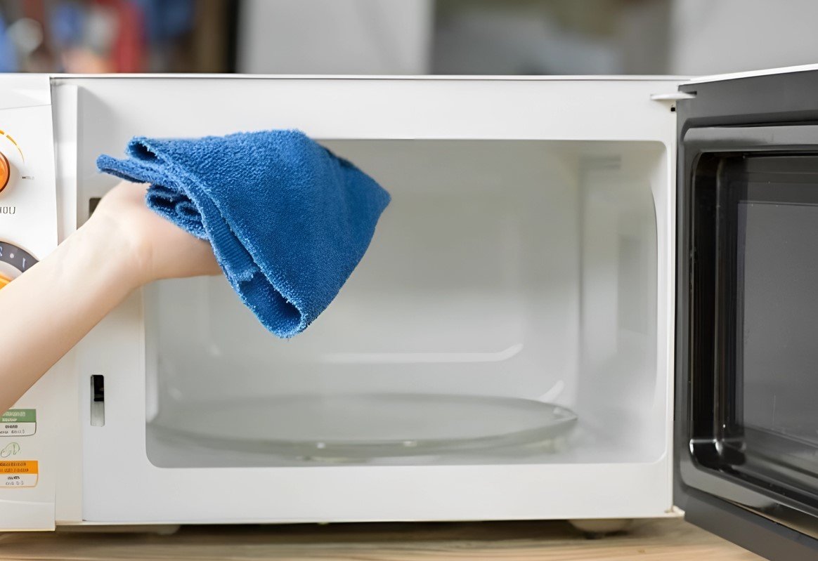 Как отмыть микроволновую печь доступными средствами: 5 быстрых способов