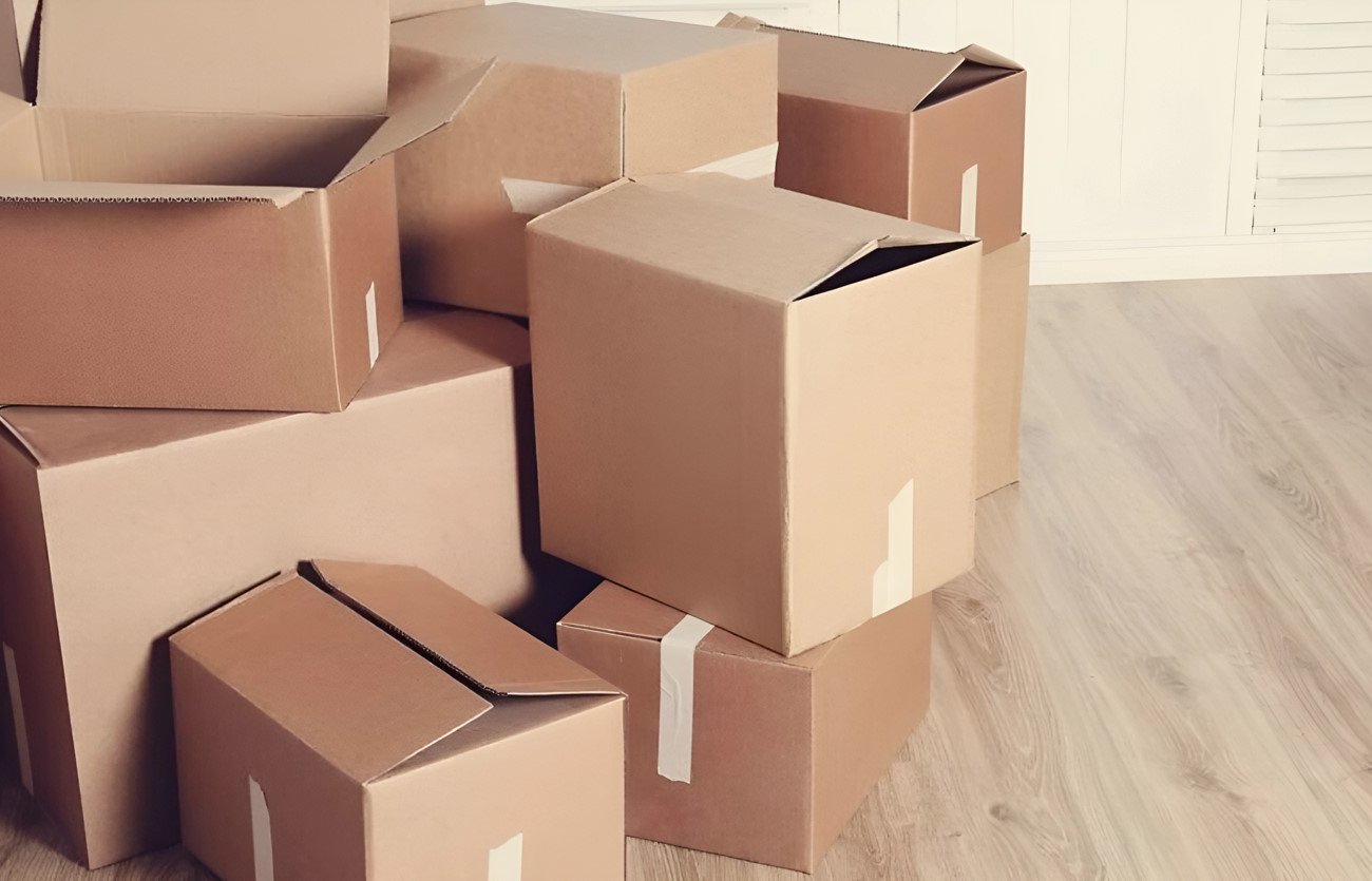 Не выбрасывайте картонные коробки: 10 полезных способов применения дома и в быту